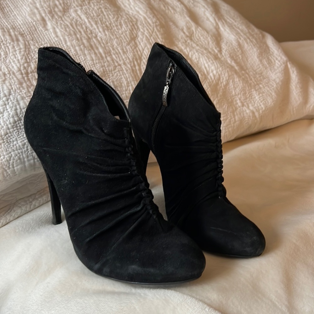 Guess "Dottest" Black Suede Scrunched Zip Ankle Bootie/Shoe Women's Size 8M